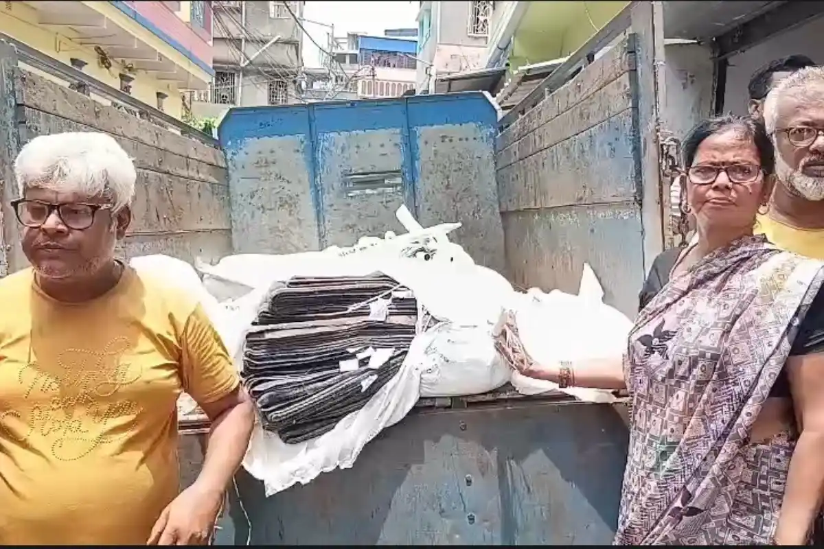 Arup Roy Blanket Tarpaulin Dispute Howrah: पूर्व मंत्री अरूप राय के घर के सामने रखे कंबल और तिरपाल को लेकर विवाद, भाजपा कार्यकर्ताओं ने लगाए गंभीर आरोप