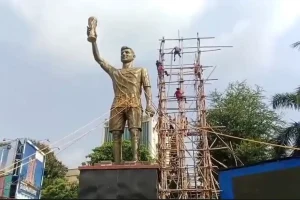 Kolkata News: लेक टाउन में 44 फुट ऊंची मेसी की मूर्ति सुरक्षा कारणों से हटाई गई
