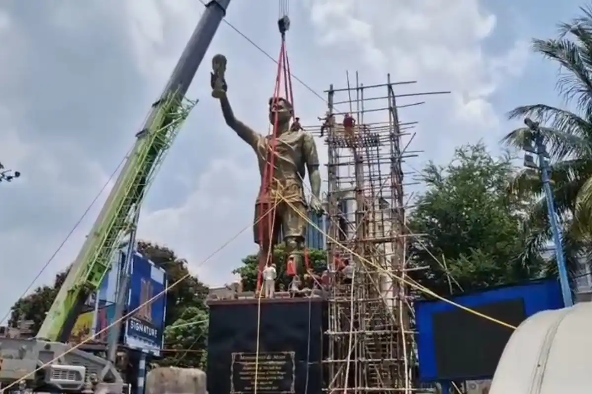 Messi statue removed Lake Town Kolkata: लेक टाउन में 44 फुट ऊंची मेसी की मूर्ति सुरक्षा कारणों से हटाई गई