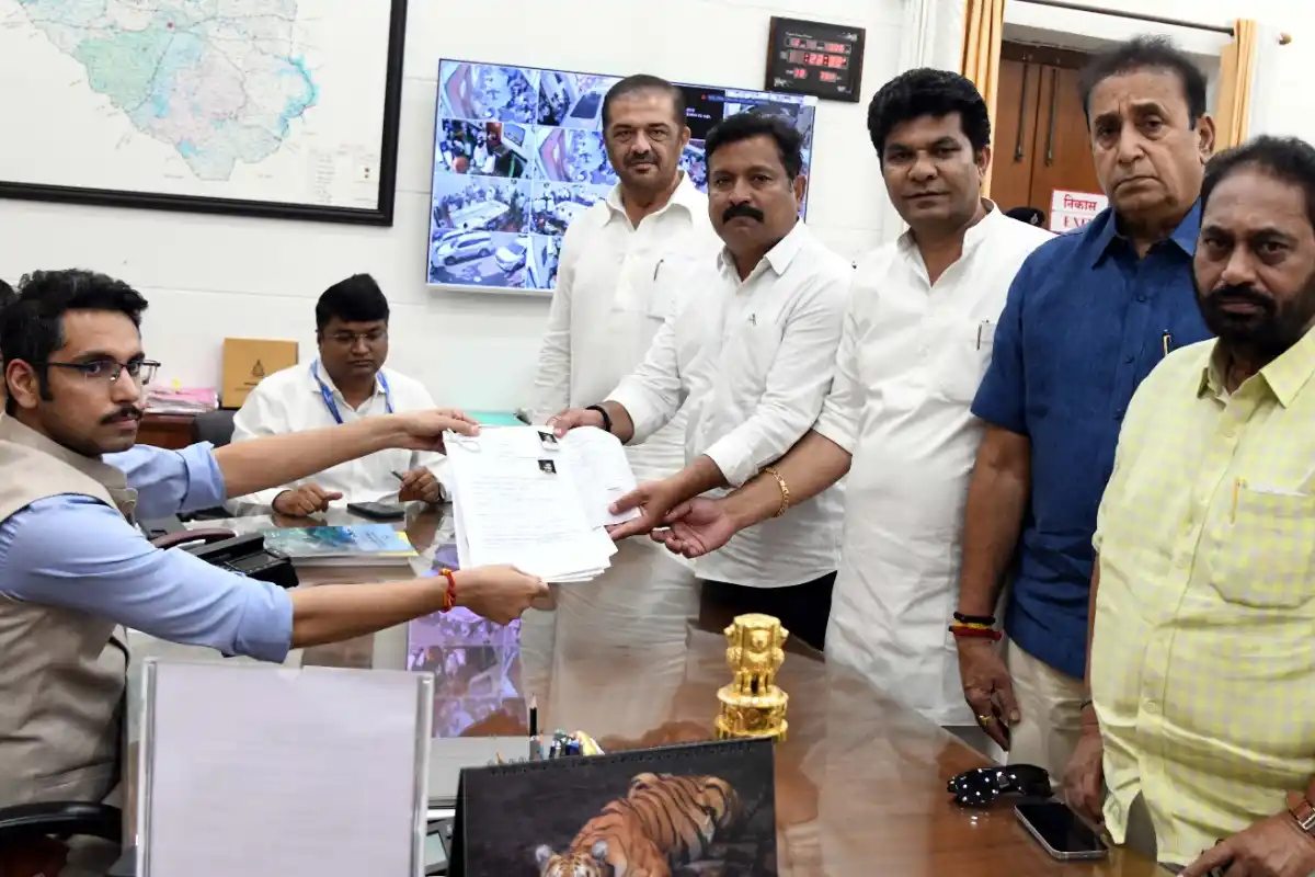 Nagpur MLC Bypoll six nominations: नागपुर विधान परिषद उपचुनाव में पांच उम्मीदवारों ने छह नामांकन पत्र दाखिल किए