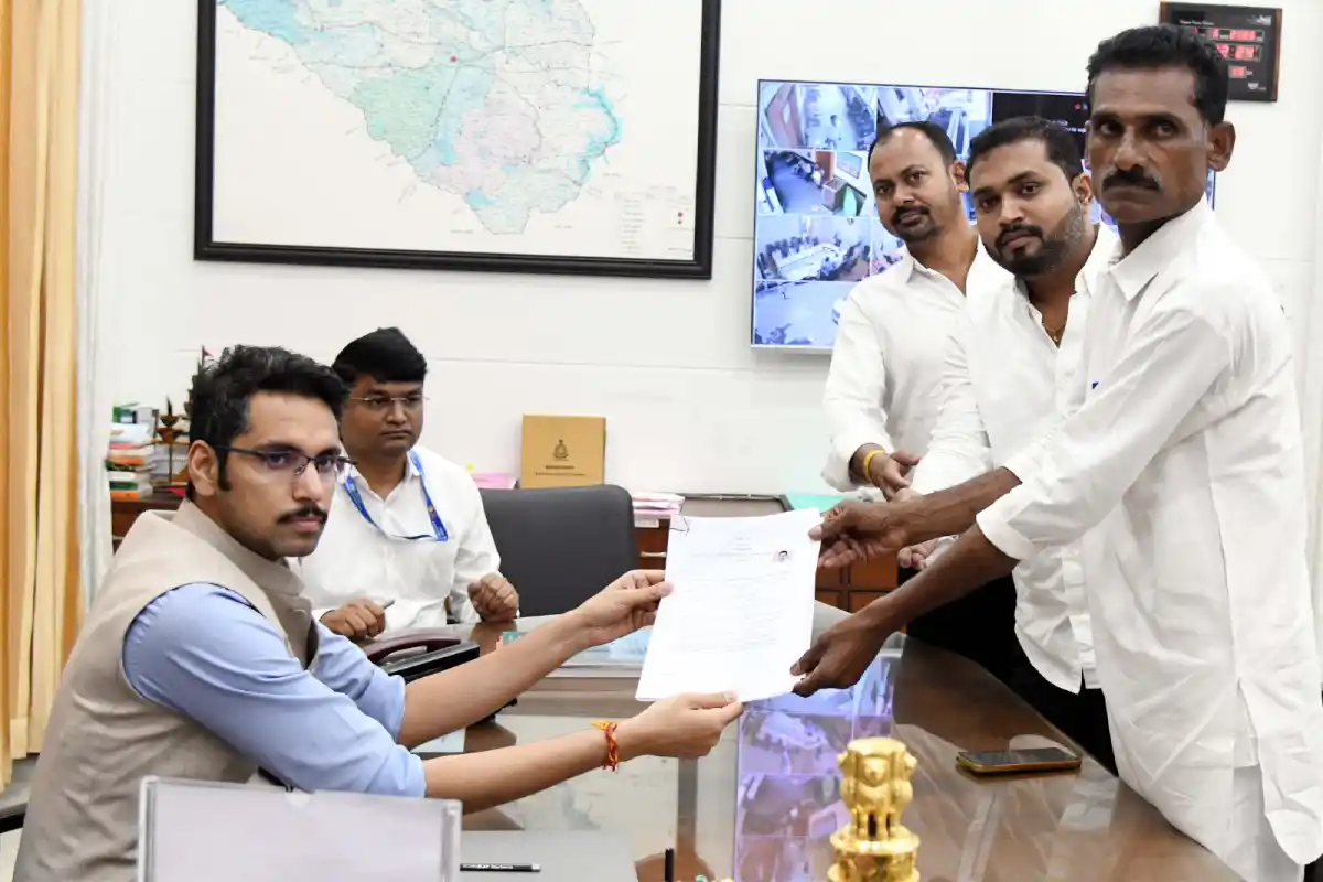 Nagpur MLC Bypoll six nominations: नागपुर विधान परिषद उपचुनाव में पांच उम्मीदवारों ने छह नामांकन पत्र दाखिल किए