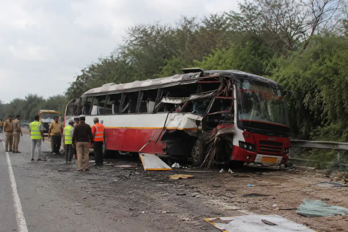 Vyara Gujarat ST bus accident Maharashtra: व्यारा बस हादसे में मृतकों के परिवारों को 10 लाख रुपये सहायता, घायलों के इलाज का पूरा खर्च सरकार उठाएगी