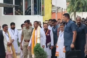 तारकेश्वर पहुंचकर बाबा तारकनाथ मंदिर में पूजा, प्रशासनिक बैठक में जनप्रतिनिधियों और अधिकारियों से चर्चा