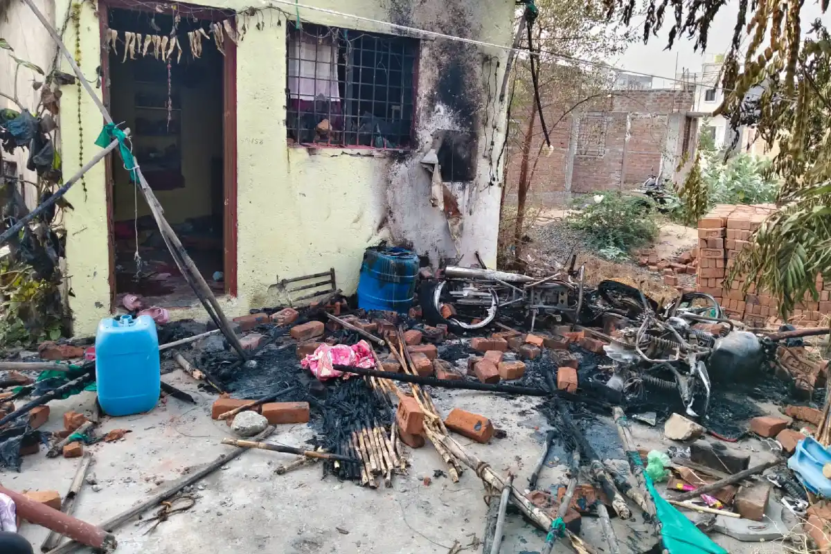 Nagpur Isasani ward Bike Arson family Attack: नागपुर में दो मोटरसाइकिलों को आग लगाई गई, घर पर हमला हुआ और परिवार ने छिपकर अपनी जान बचाई