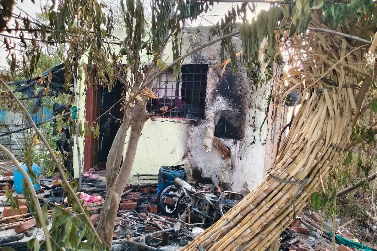 Nagpur Isasani ward Bike Arson family Attack: नागपुर में दो मोटरसाइकिलों को आग लगाई गई, घर पर हमला हुआ और परिवार ने छिपकर अपनी जान बचाई