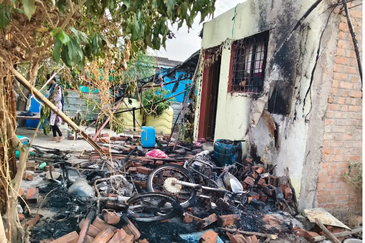Nagpur Isasani ward Bike Arson family Attack: नागपुर में दो मोटरसाइकिलों को आग लगाई गई, घर पर हमला हुआ और परिवार ने छिपकर अपनी जान बचाई