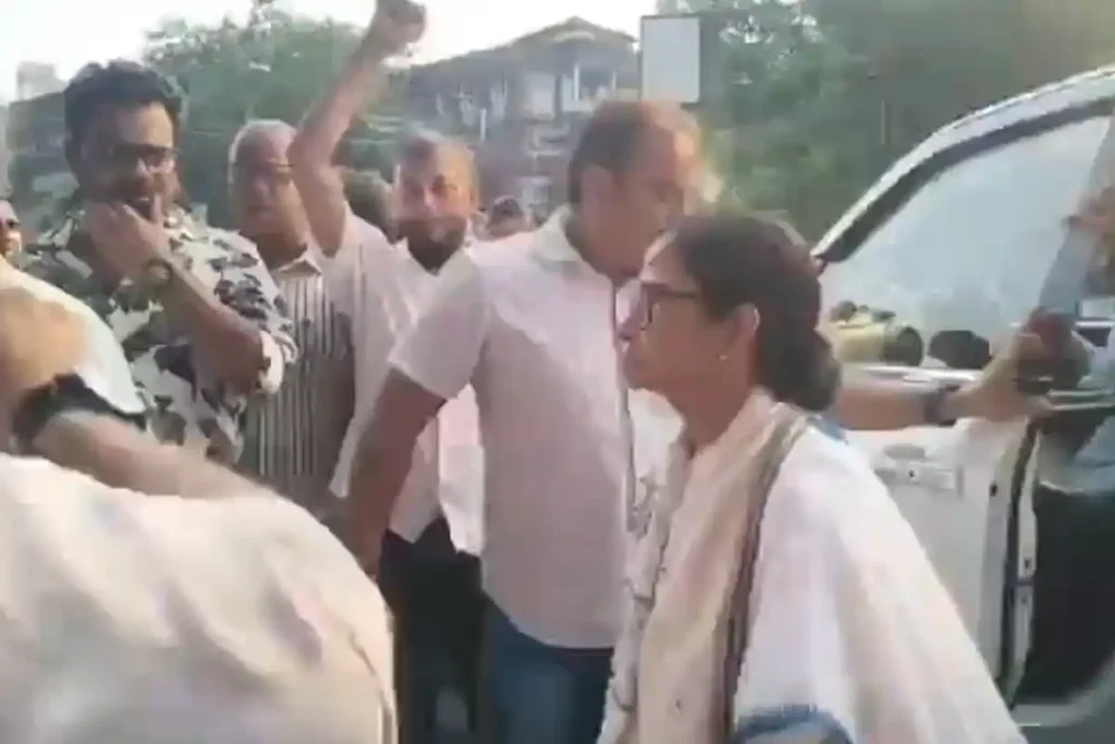 Kolkata News: ऐतिहासिक राममोहन लाइब्रेरी में ममता बनर्जी ने राजा राममोहन राय को दी श्रद्धांजलि, महात्मा गांधी और रामकृष्ण देव को भी किया नमन