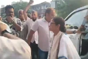 Kolkata News: ऐतिहासिक राममोहन लाइब्रेरी में ममता बनर्जी ने राजा राममोहन राय को दी श्रद्धांजलि, महात्मा गांधी और रामकृष्ण देव को भी किया नमन