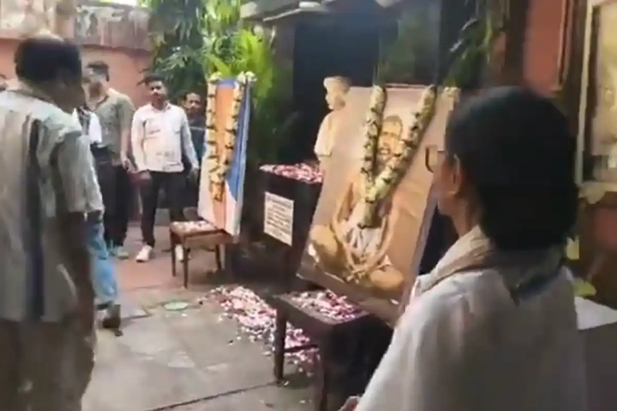 Mamata Banerjee pays tribute Raja Ram Mohan Roy: राजा राममोहन राय को श्रद्धांजलि देने ऐतिहासिक राममोहन लाइब्रेरी पहुंचीं ममता बनर्जी (Image Source: RB / Ekbal)