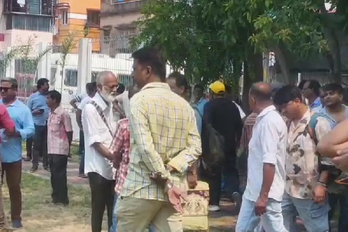 कोलकाता: फेडरेशन विवाद को लेकर टॉलीवुड में हंगामा, दो गुटों में झड़प, पुलिस ने संभाला मोर्चा