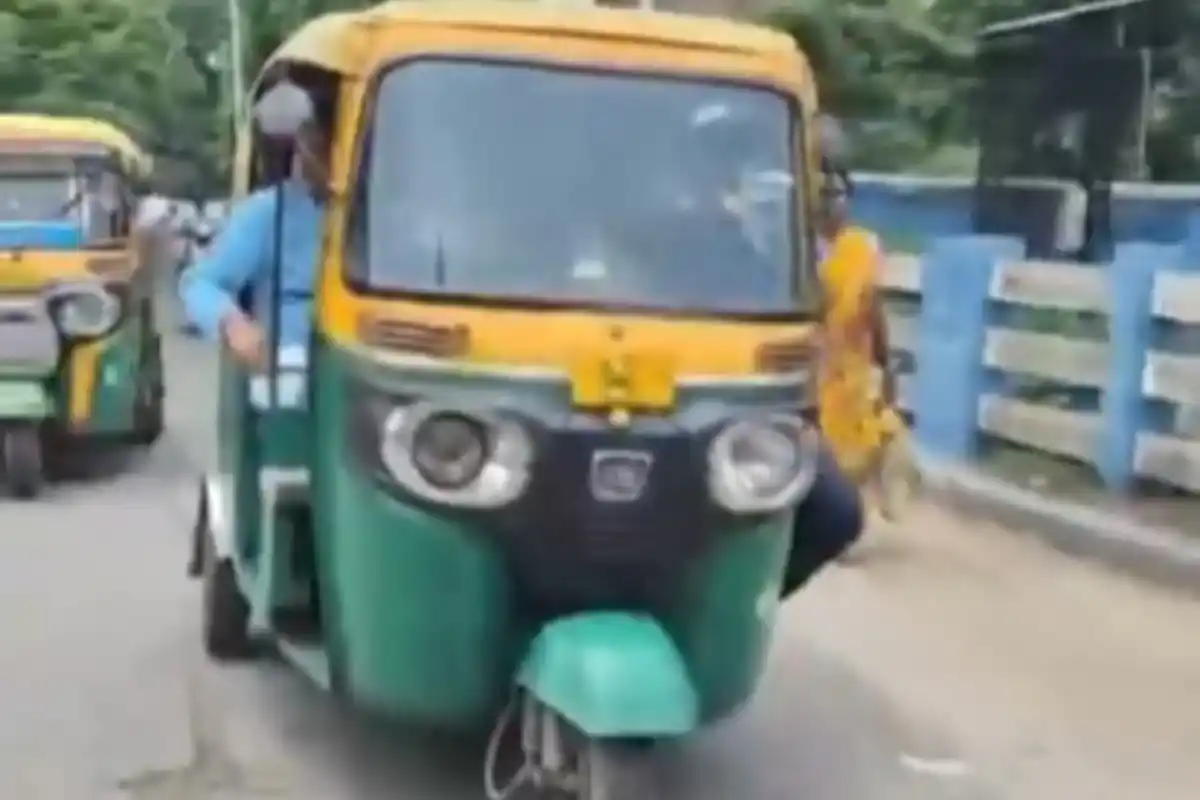 Rail Minister Ashwini Vaishnaw Auto Ride Kolkata: कोलकाता में रेल मंत्री अश्विनी वैष्णव ने की ऑटो की सवारी, लोगों के बीच दिखे सहज अंदाज में