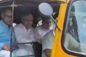 कोलकाता में रेल मंत्री अश्विनी वैष्णव ने की ऑटो की सवारी, लोगों के बीच दिखे सहज अंदाज में