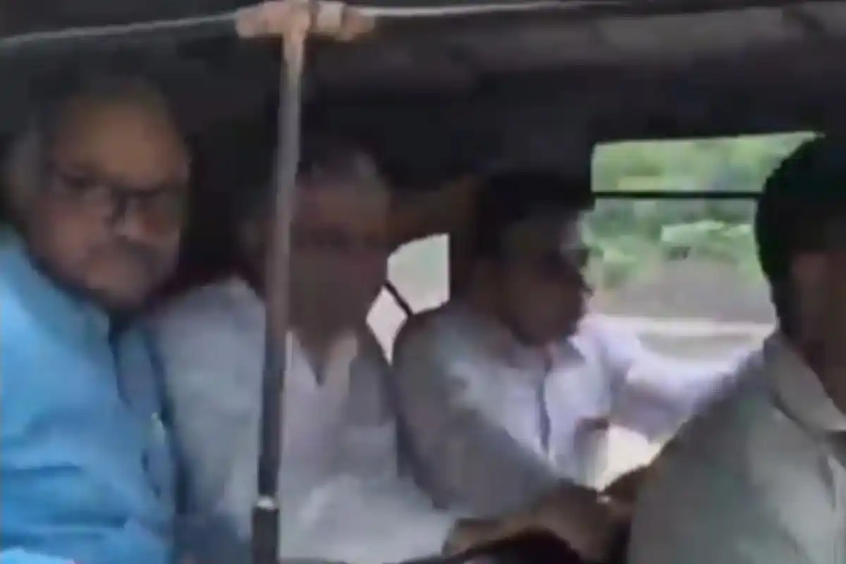 Rail Minister Ashwini Vaishnaw Auto Ride Kolkata: कोलकाता में रेल मंत्री अश्विनी वैष्णव ने की ऑटो की सवारी, लोगों के बीच दिखे सहज अंदाज में