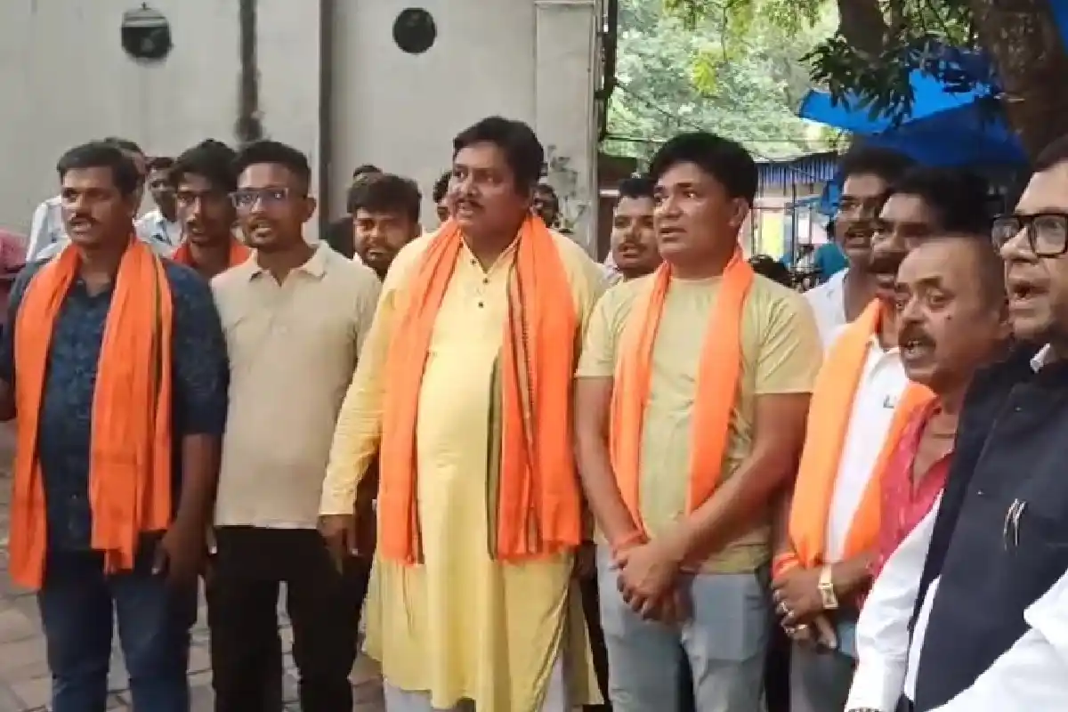 Kolkata News: शौकत मोल्ला को अदालत में पेश किए जाने के दौरान अदालत परिसर में नारेबाजी, मामले पर बढ़ी चर्चा 15 Saokat Molla NIA arrest Bankshal Court Kolkata: शौकत मोल्ला को अदालत में पेश किए जाने के दौरान अदालत परिसर में नारेबाजी, मामले पर बढ़ी चर्चा
