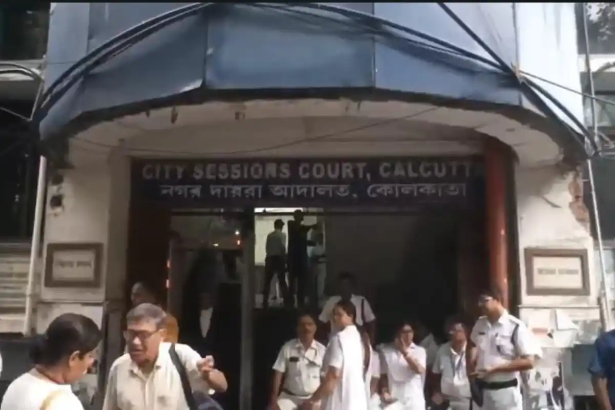 Kolkata News: शौकत मोल्ला को अदालत में पेश किए जाने के दौरान अदालत परिसर में नारेबाजी, मामले पर बढ़ी चर्चा 12 Saokat Molla NIA arrest Bankshal Court Kolkata: शौकत मोल्ला को अदालत में पेश किए जाने के दौरान अदालत परिसर में नारेबाजी, मामले पर बढ़ी चर्चा
