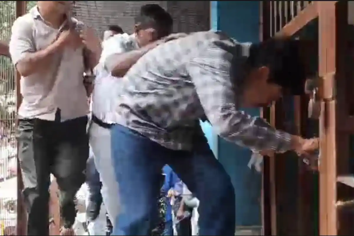 Kolkata News: शौकत मोल्ला को अदालत में पेश किए जाने के दौरान अदालत परिसर में नारेबाजी, मामले पर बढ़ी चर्चा 14 Saokat Molla NIA arrest Bankshal Court Kolkata: शौकत मोल्ला को अदालत में पेश किए जाने के दौरान अदालत परिसर में नारेबाजी, मामले पर बढ़ी चर्चा