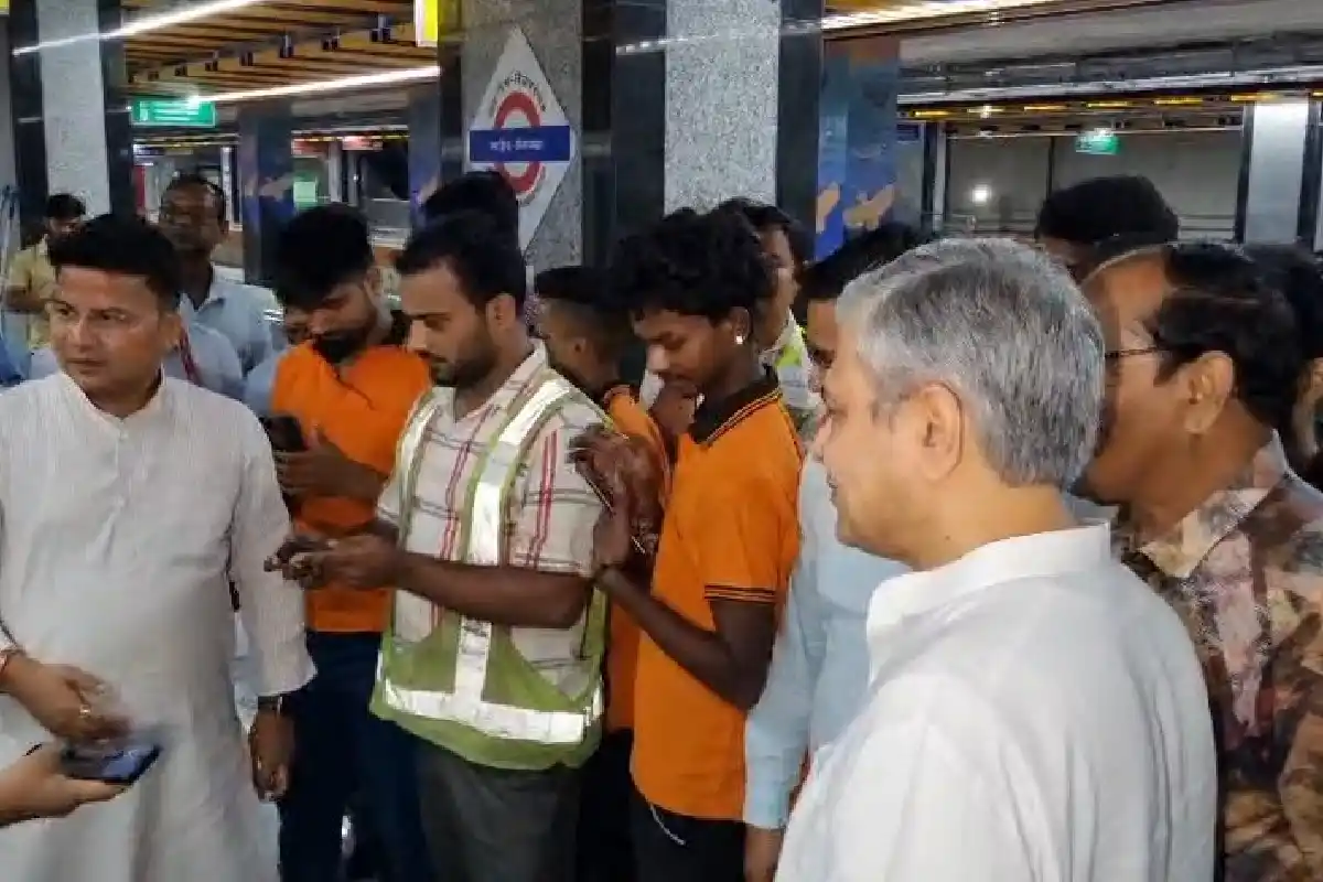 Kolkata Metro Project Review Railway Minister visit: कोलकाता मेट्रो के विकास कार्यों की समीक्षा करने पहुंचे रेल मंत्री, परियोजनाओं और यात्री सुविधाओं पर हुई चर्चा