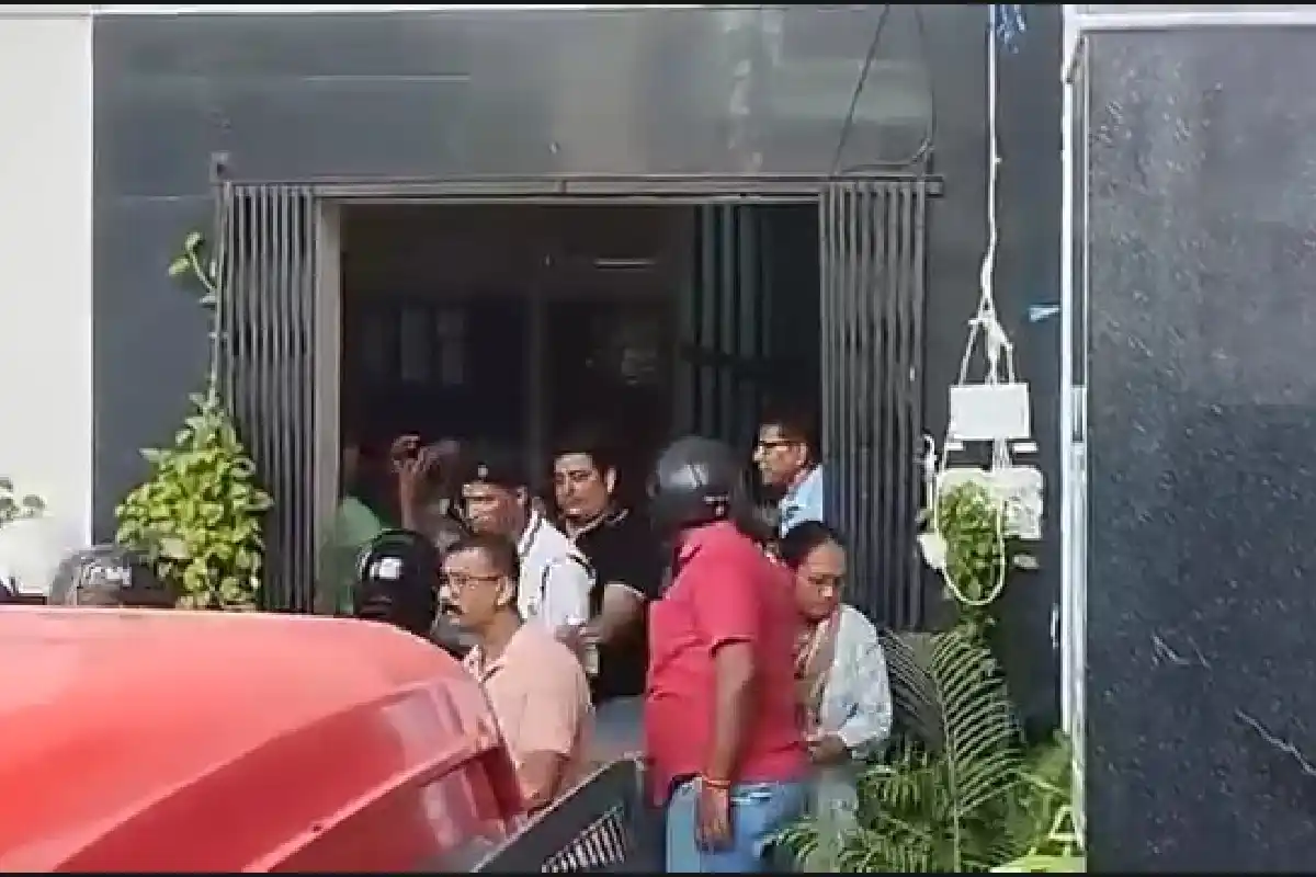 Patuli Thana Bappaditya egg throwing Incident: पाटुली थाना से बाहर लाए गए बाप्पादित्य पर लोगों ने अंडे फेंके, इलाके में दिखा लोगों का गुस्सा