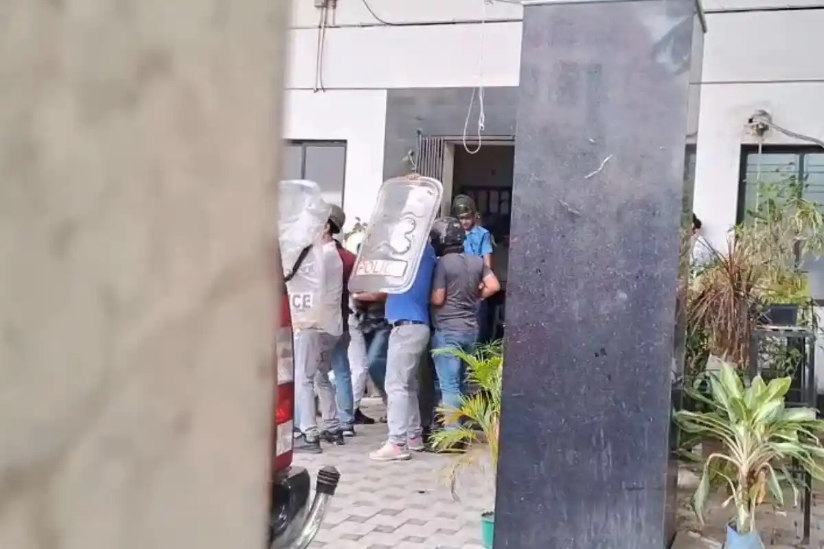 Patuli Thana Bappaditya egg throwing Incident: पाटुली थाना से बाहर लाए गए बाप्पादित्य पर लोगों ने अंडे फेंके, इलाके में दिखा लोगों का गुस्सा