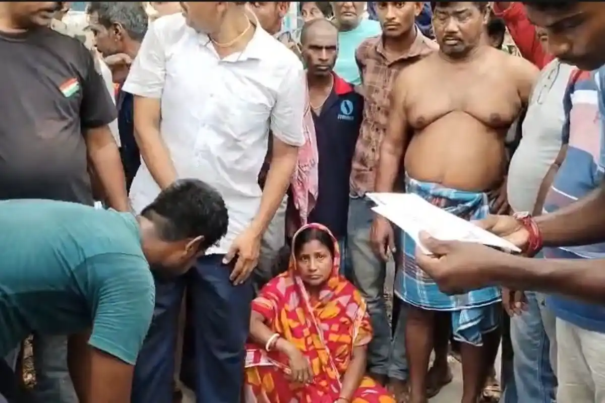Howrah News: 100 दिन के काम के पैसे में गड़बड़ी के आरोप पर ग्रामीणों का गुस्सा, इलाके में बढ़ा तनाव 14 Howrah Shyampur Trinamool leader 100 days work scheme corruption protest: 100 दिन के काम के पैसे में गड़बड़ी के आरोप पर ग्रामीणों का गुस्सा, इलाके में बढ़ा तनाव