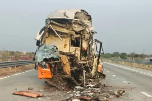 Buldhana News: मेहकर के पास समृद्धि महामार्ग पर ट्रैवल्स बस की ट्रक से भीषण टक्कर, 27 यात्री घायल