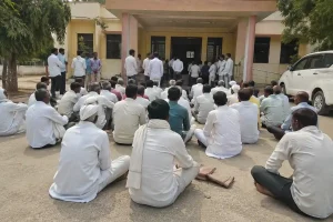 Yavatmal News: उमरखेड में रेलवे परियोजना से प्रभावित किसानों ने मुआवजे की मांग को लेकर एसडीओ कार्यालय पर ठिया आंदोलन किया