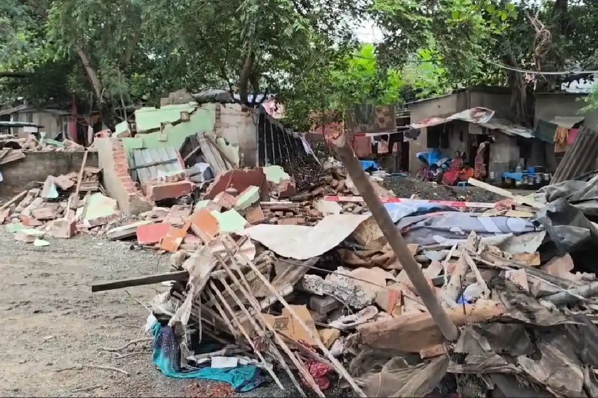 Kolkata News: यादवपुर में हाकर हटाने की कार्रवाई के बाद विरोध, पुलिस तैनात और इलाके में बना तनाव 13 Jadavpur hawker eviction SFI protest: यादवपुर में हाकर हटाने की कार्रवाई के बाद विरोध, पुलिस तैनात और इलाके में बना तनाव