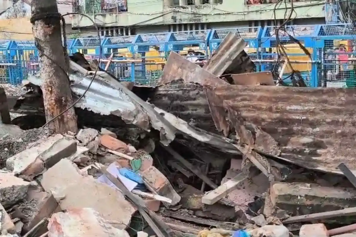 Kolkata News: यादवपुर में हाकर हटाने की कार्रवाई के बाद विरोध, पुलिस तैनात और इलाके में बना तनाव 15 Jadavpur hawker eviction SFI protest: यादवपुर में हाकर हटाने की कार्रवाई के बाद विरोध, पुलिस तैनात और इलाके में बना तनाव