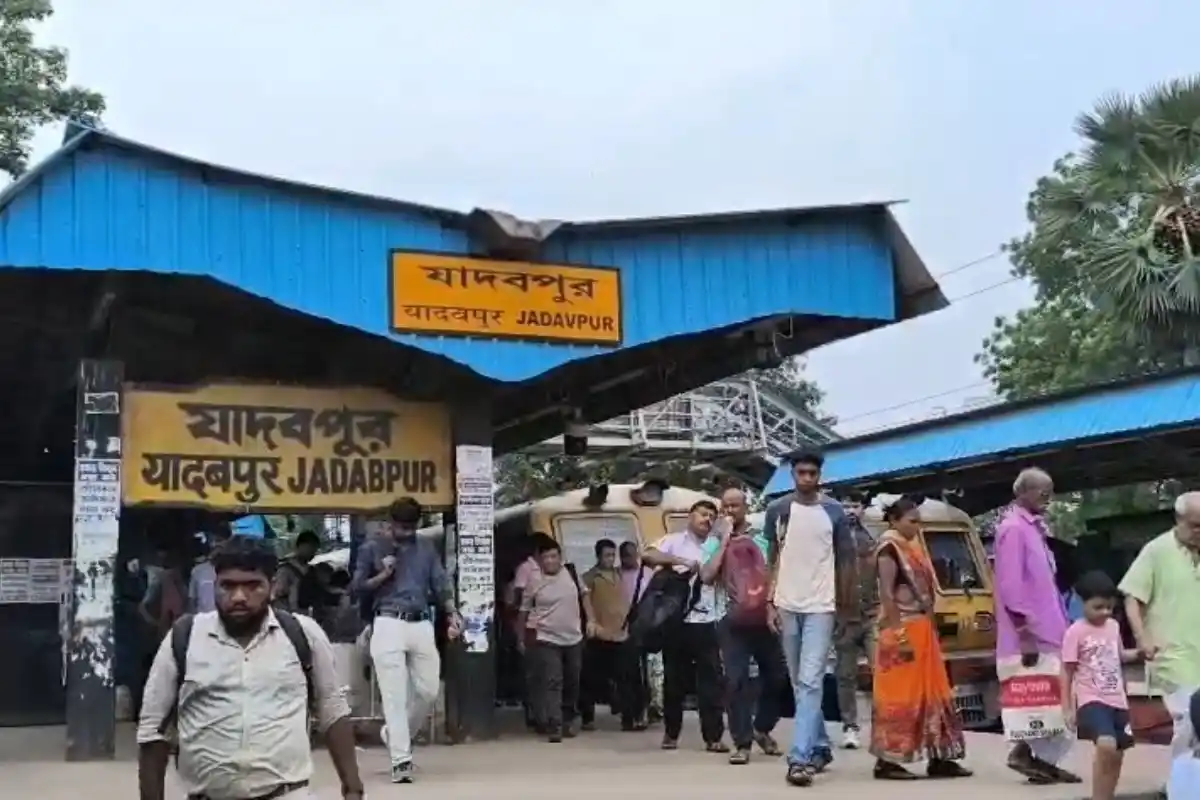 Kolkata News: यादवपुर में हाकर हटाने की कार्रवाई के बाद विरोध, पुलिस तैनात और इलाके में बना तनाव 14 Jadavpur hawker eviction SFI protest: यादवपुर में हाकर हटाने की कार्रवाई के बाद विरोध, पुलिस तैनात और इलाके में बना तनाव