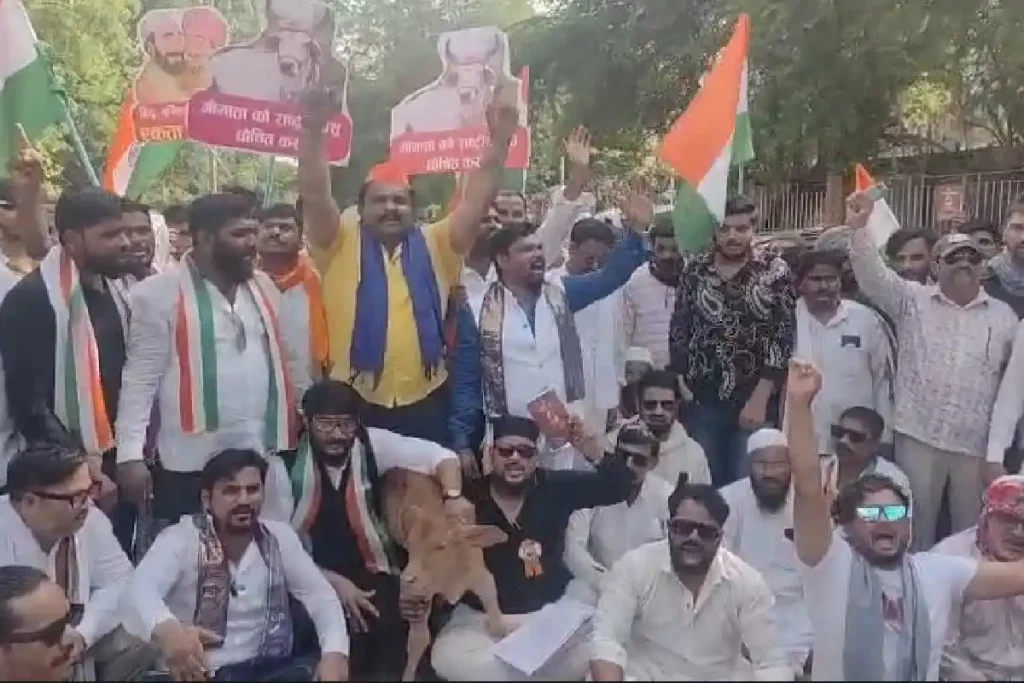 Muslim organisation protest Nagpur cow national animal: नागपुर में मुस्लिम संगठन का प्रदर्शन, गाय को राष्ट्रीय पशु घोषित करने की मांग