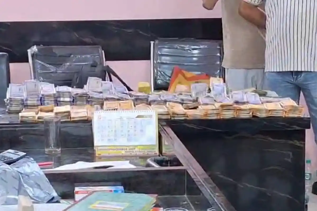 Kanchrapara School Crore cash recovery: कांचरापाड़ा के स्कूल के बंद कमरे से 1 करोड़ 77 लाख रुपये बरामद, पुलिस ने दो लोगों को हिरासत में लिया