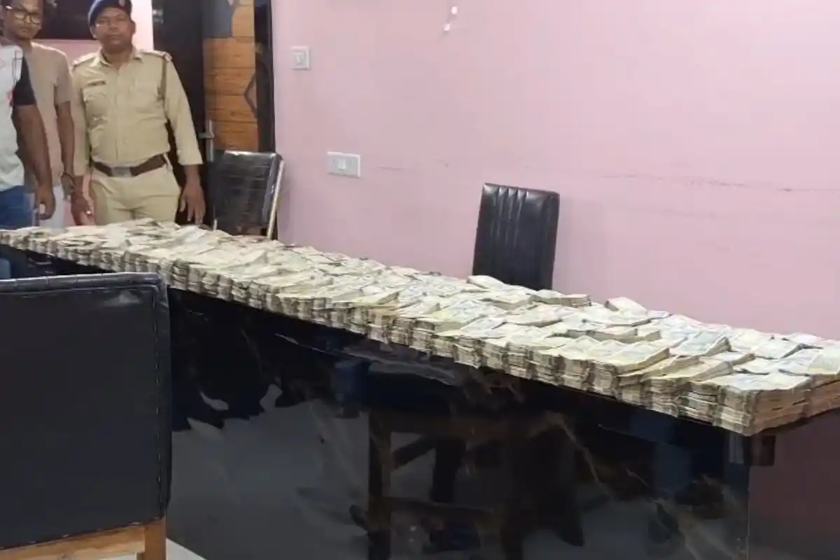Kanchrapara School Crore cash recovery: कांचरापाड़ा के स्कूल के बंद कमरे से 1 करोड़ 77 लाख रुपये बरामद, पुलिस ने दो लोगों को हिरासत में लिया