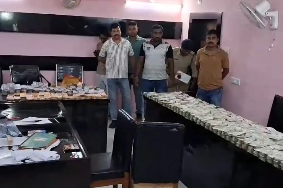 North 24 Parganas News: कांचरापाड़ा के स्कूल के बंद कमरे से 1 करोड़ 77 लाख रुपये बरामद, पुलिस ने दो लोगों को हिरासत में लिया