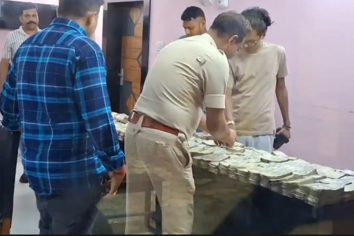 Kanchrapara School Crore cash recovery: कांचरापाड़ा के स्कूल के बंद कमरे से 1 करोड़ 77 लाख रुपये बरामद, पुलिस ने दो लोगों को हिरासत में लिया
