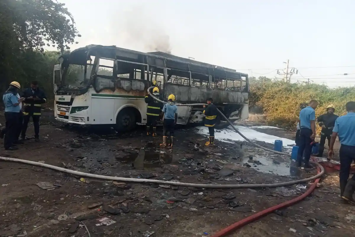 Nagpur MP Bus Stand Bus Fire Short Circuit: नागपुर के एमपी बस स्टैंड पर खड़ी बस में शॉर्ट सर्किट से लगी आग, समय रहते पाया गया काबू