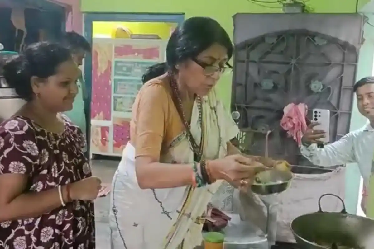 Purba Medinipur News: रूपा गांगुली परि दर्शन के दौरान लोटे मछली की खुशबू से खिंचकर एक घर में पहुंचीं