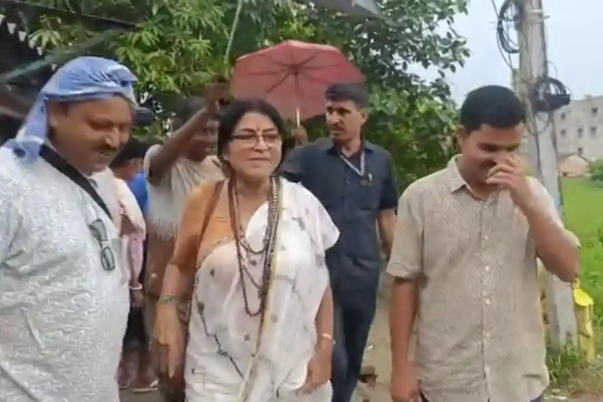 Roopa Ganguly Purba Medinipur Lote Fish Home Visit: रूपा गांगोपाध्याय परि दर्शन के दौरान लोटे मछली की खुशबू से खिंचकर एक घर में पहुंचीं