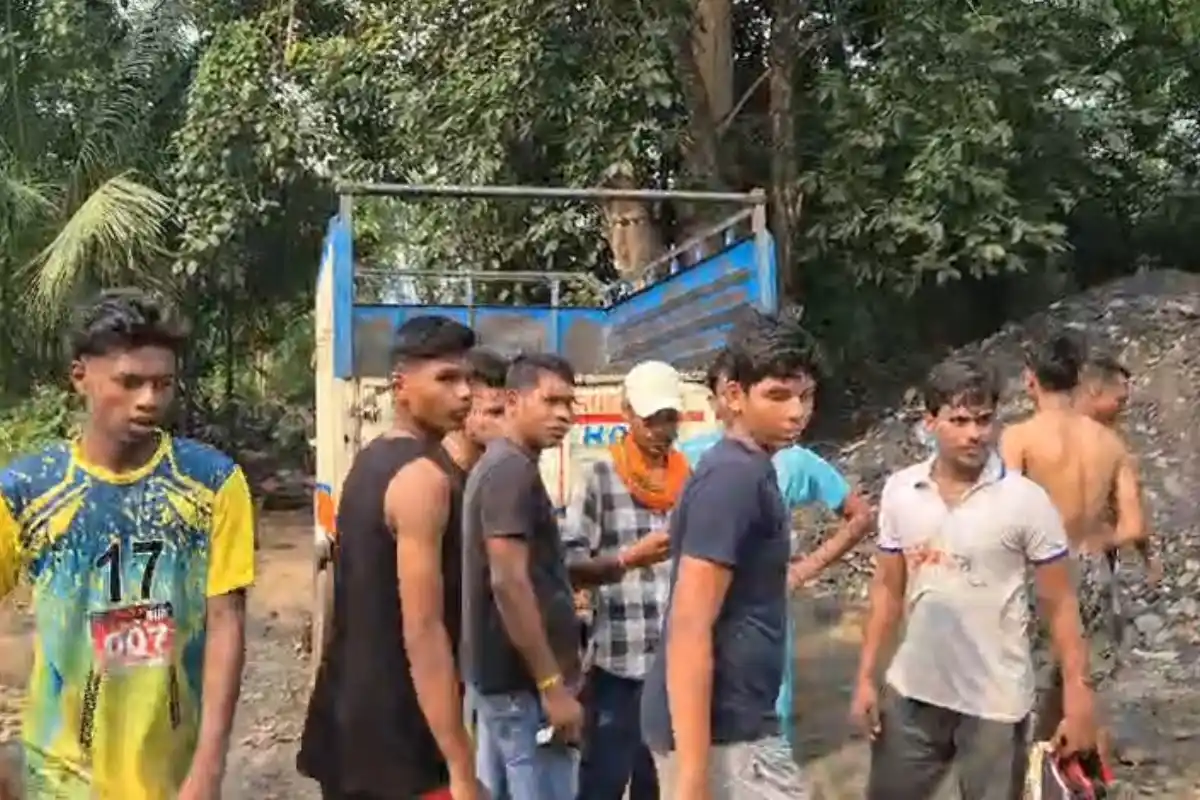 Durgapur Lover Couple Found Hanging Before Wedding: शादी से एक दिन पहले युवती और उसके प्रेमी का शव पेड़ से लटका मिला, इलाके में शोक और कई सवाल