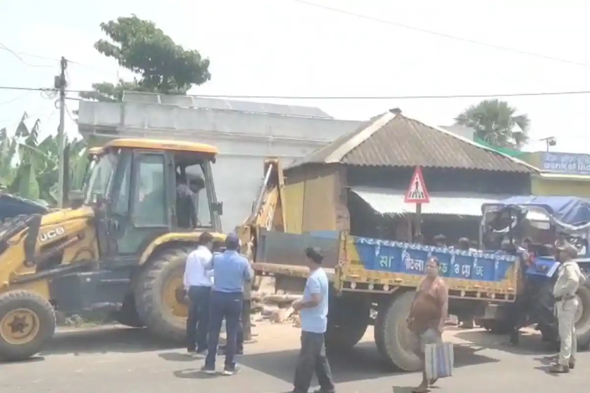 Highcourt Order Illegal Sweet Shop Demolition: सरकारी और निजी जमीन पर बने अवैध मिठाई के दुकान को हाईकोर्ट के आदेश पर प्रशासन ने तोड़ा