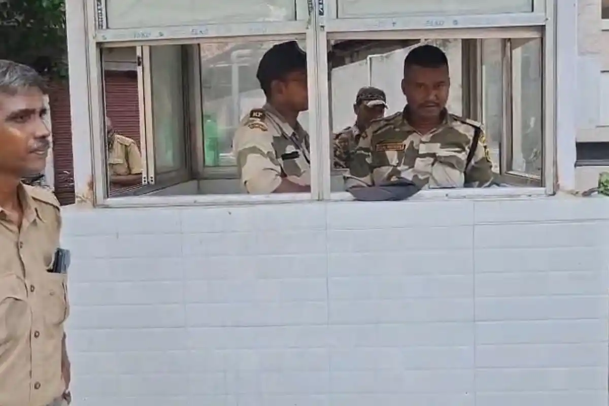 Abhishek Banerjee House Police Central Force Deployment: अभिषेक बनर्जी के घर के सामने भारी पुलिस और केंद्रीय बल की तैनाती, इलाके में बढ़ी सुरक्षा व्यवस्था