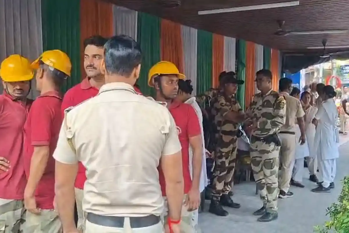 Abhishek Banerjee House Police Central Force Deployment: अभिषेक बनर्जी के घर के सामने भारी पुलिस और केंद्रीय बल की तैनाती, इलाके में बढ़ी सुरक्षा व्यवस्था