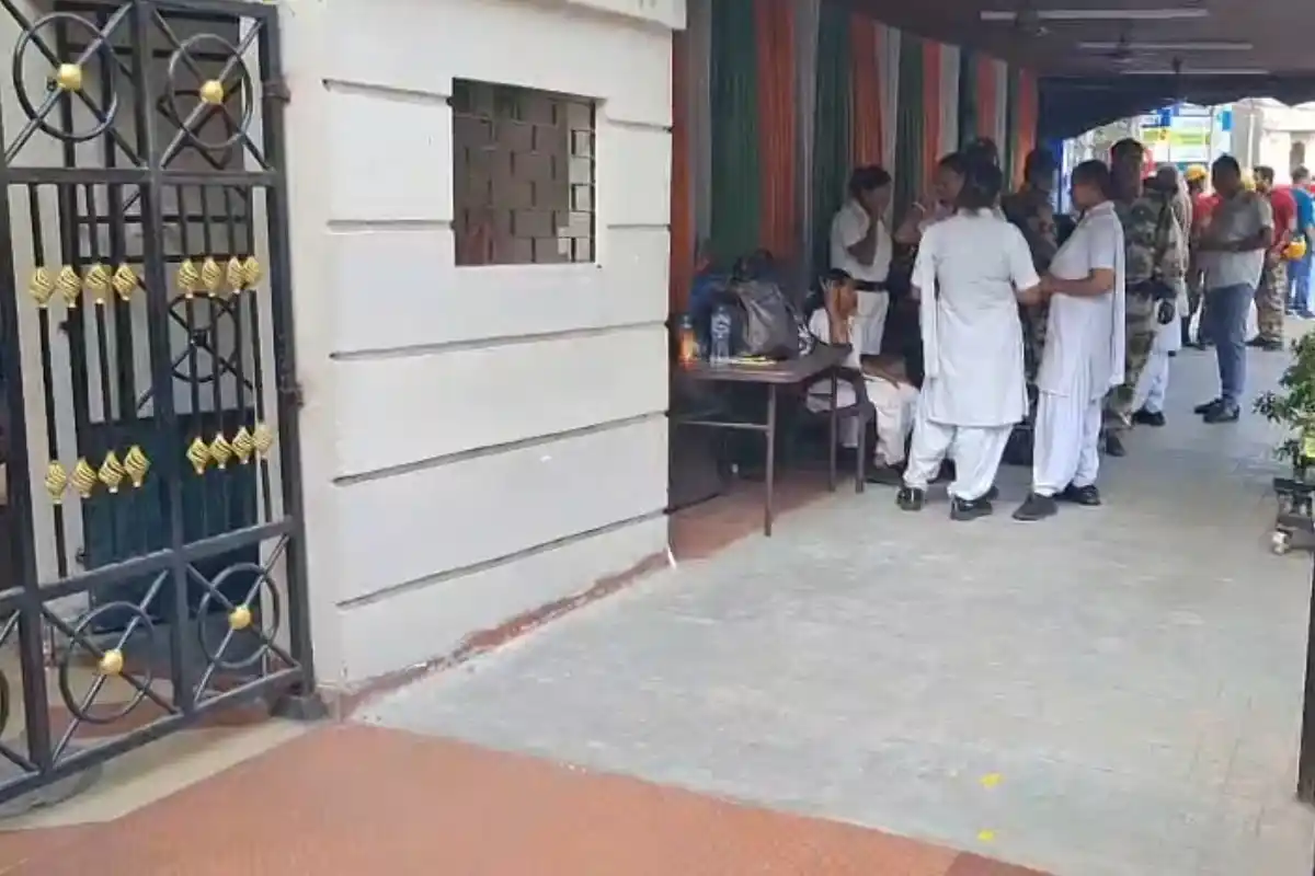 Abhishek Banerjee House Police Central Force Deployment: अभिषेक बनर्जी के घर के सामने भारी पुलिस और केंद्रीय बल की तैनाती, इलाके में बढ़ी सुरक्षा व्यवस्था