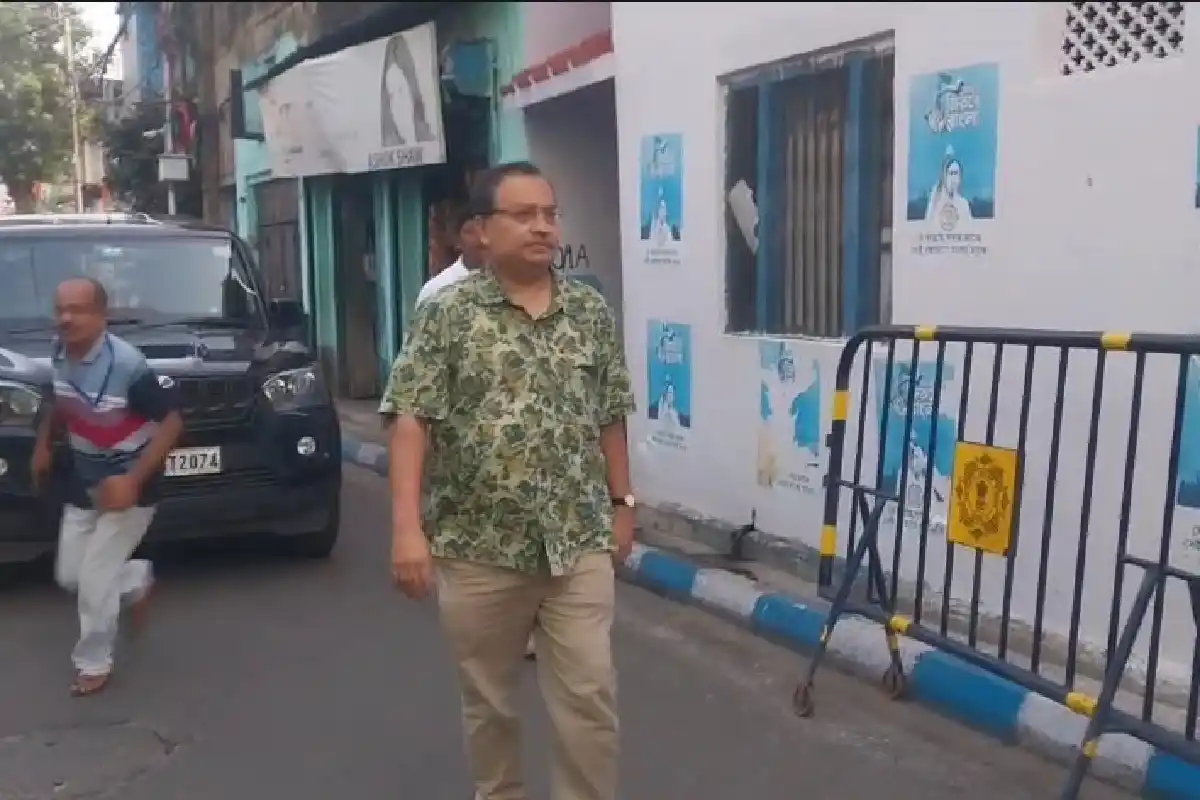 Kunal Ghosh Media Reaction Kalighat Kolkata: कालीघाट में ममता बनर्जी के घर पहुंचने के दौरान पत्रकारों से मिले कुनाल घोष