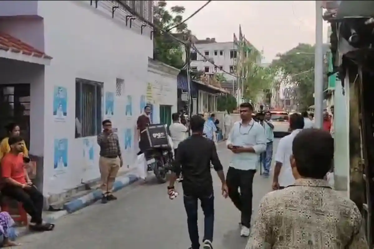 Kunal Ghosh egg attack Kalighat Kolkata: कालीघाट में ममता बनर्जी के घर के बाहर कुनाल घोष पर फेंका गया अंडा, राजनीतिक हलकों में चर्चा तेज