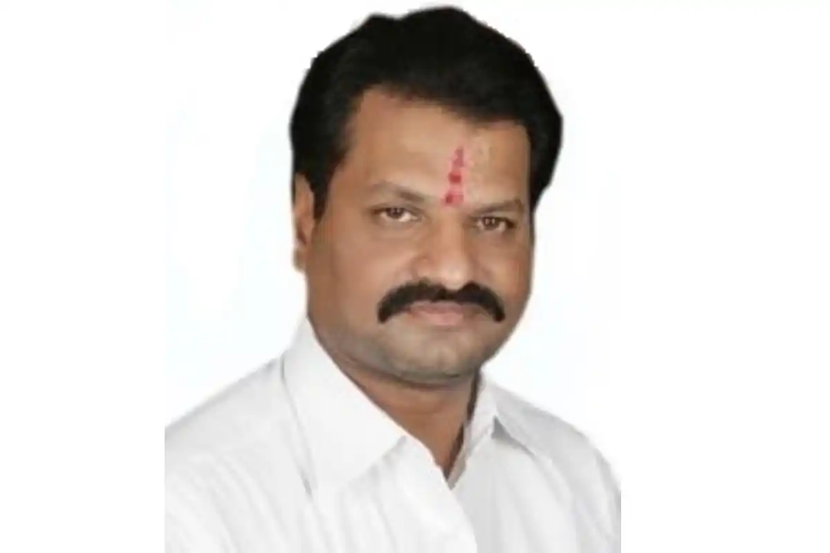 Hingoli News: यूबीटी के 6 सांसद नई दिल्ली पहुंचे, महाराष्ट्र की राजनीति में बढ़ीं नई चर्चाएं
