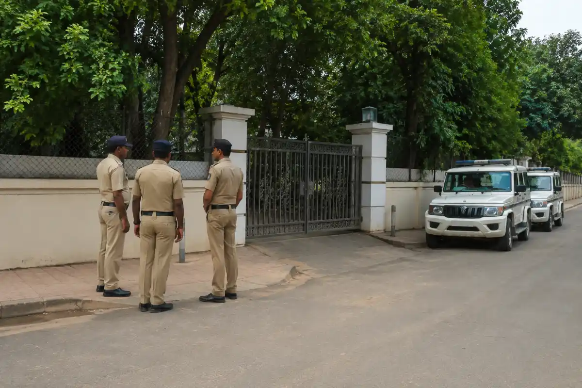 Hingoli News: सांसद संजय देशमुख के आवास पर सुरक्षा बढ़ाई गई, पुलिस ने विशेष बंदोबस्त किया तैनात