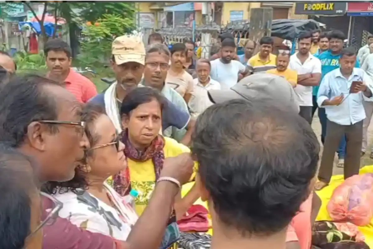 Asansol Refugee Development Centre TMC flags controversy: आसनसोल में शरणार्थी विकास केंद्र से पार्टी झंडे और राहत सामग्री मिलने पर भाजपा ने जताई आपत्ति