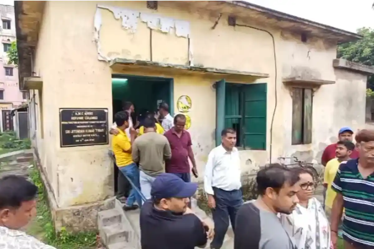 Asansol Refugee Development Centre TMC flags controversy: आसनसोल में शरणार्थी विकास केंद्र से पार्टी झंडे और राहत सामग्री मिलने पर भाजपा ने जताई आपत्ति