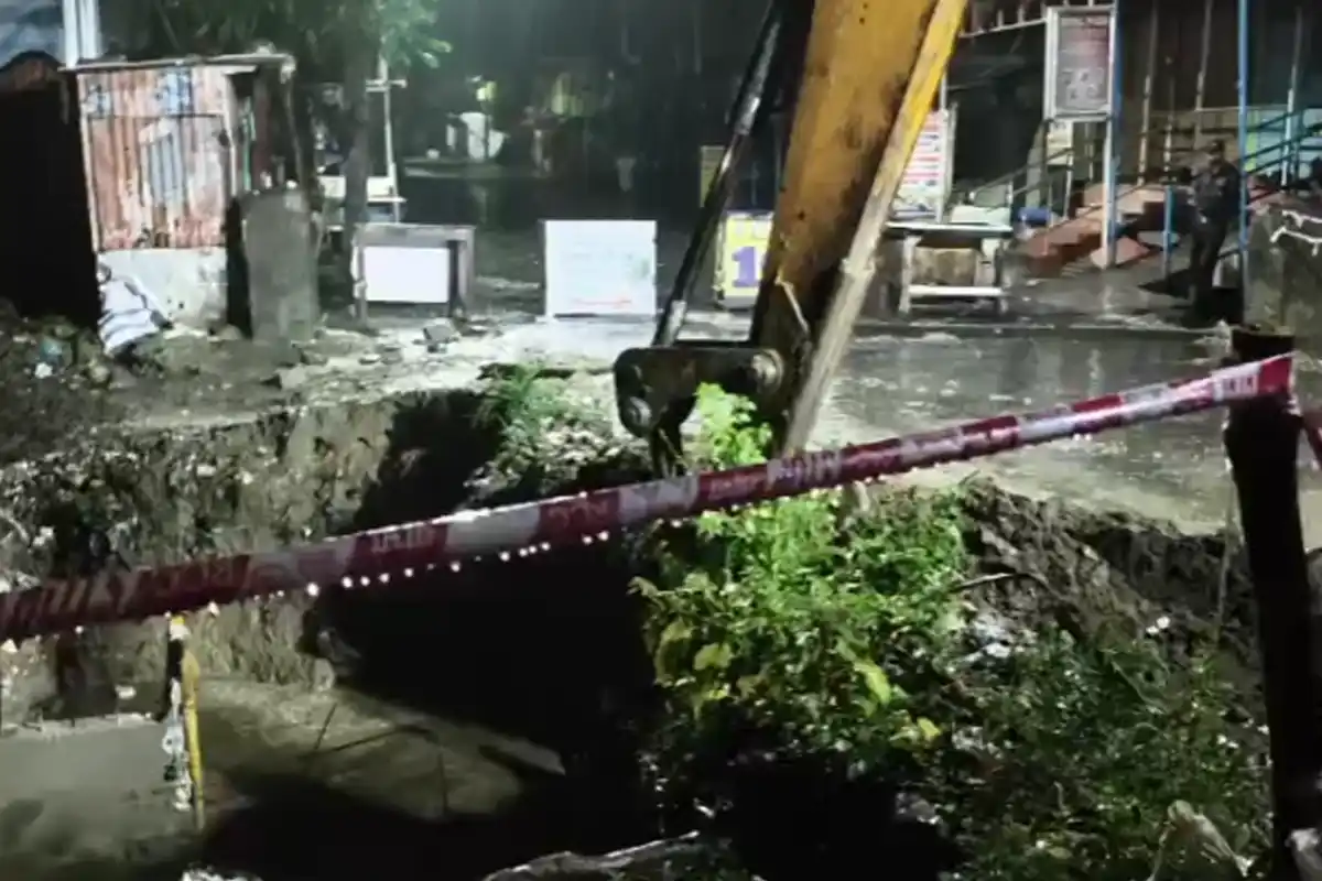 Siliguri Mirik road connectivity disrupted Balason river bridge: तेज बारिश के बीच दुधिया का अस्थायी पुल बहा, सिलीगुड़ी-मिरिक संपर्क पूरी तरह बंद