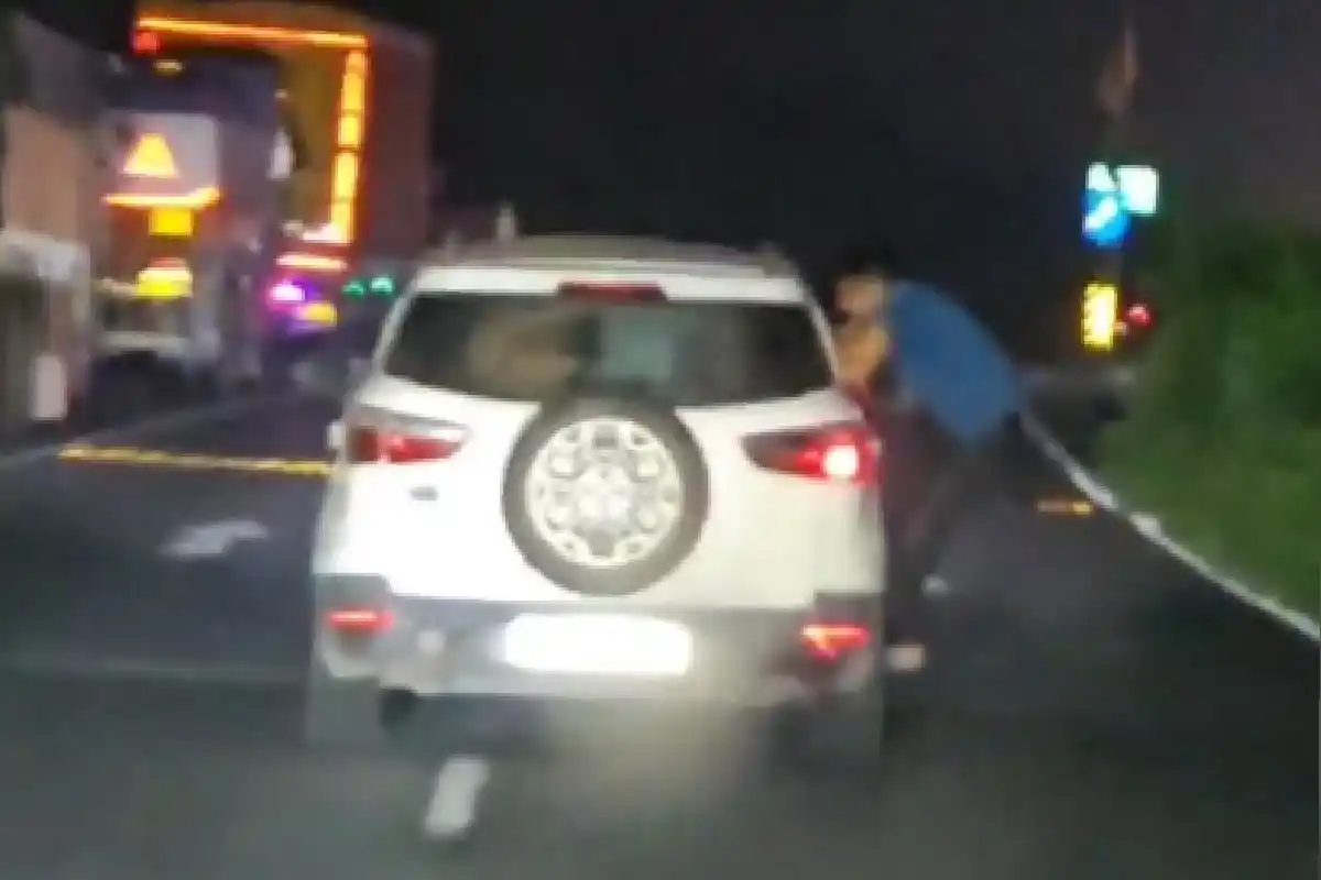 शिलिगुड़ी में टोल न देकर भाग रही गाड़ी से लटक गया कर्मचारी, युवक की सतर्कता से बची जान